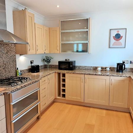 2 Bedroom, 2 Bathroom Apartment With Free Parking In A Great Location Cambridge  Dış mekan fotoğraf